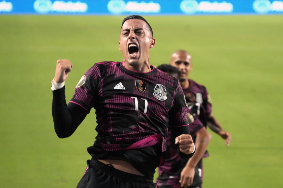 El delantero mexicano Rogelio Funes Mori festeja tras anotar un gol ante Honduras en los cuartos de final de la Copa de Oro, el sábado 24 de julio de 2021, en Glendale, Arizona. (AP Foto/Rick Scuteri)