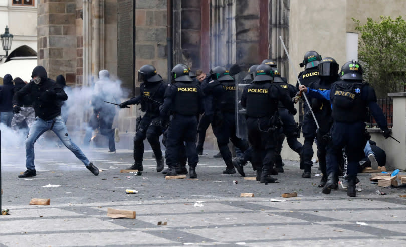 警方以催淚彈、水砲等方式來驅趕抗議民眾。（圖／達志／美聯社）
