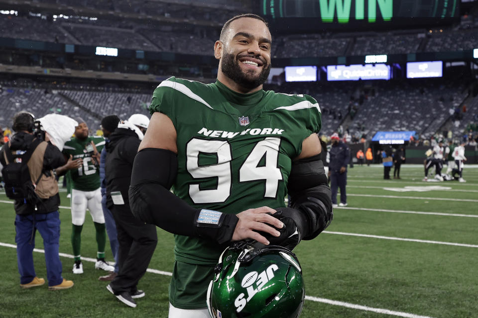 FILE- New York Jets defensive end Solomon Thomas (94) smiles after an NFL football game against the Houston Texans, Sunday, Dec. 10, 2023, in East Rutherford, N.J. The Jets have agreed to terms on a contract to re-sign Thomas, a person familiar with the deal told The Associated Press, Friday, March 15, 2024. (AP Photo/Adam Hunger, File)