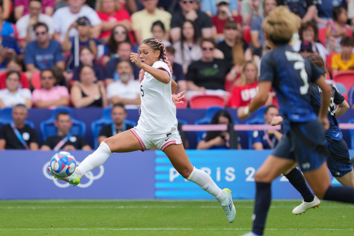 トリニティ・ロッドマンが延長ゴールを決めて「気絶」、アメリカ女子代表チームが日本に1-0で勝利しオリンピック準決勝へ