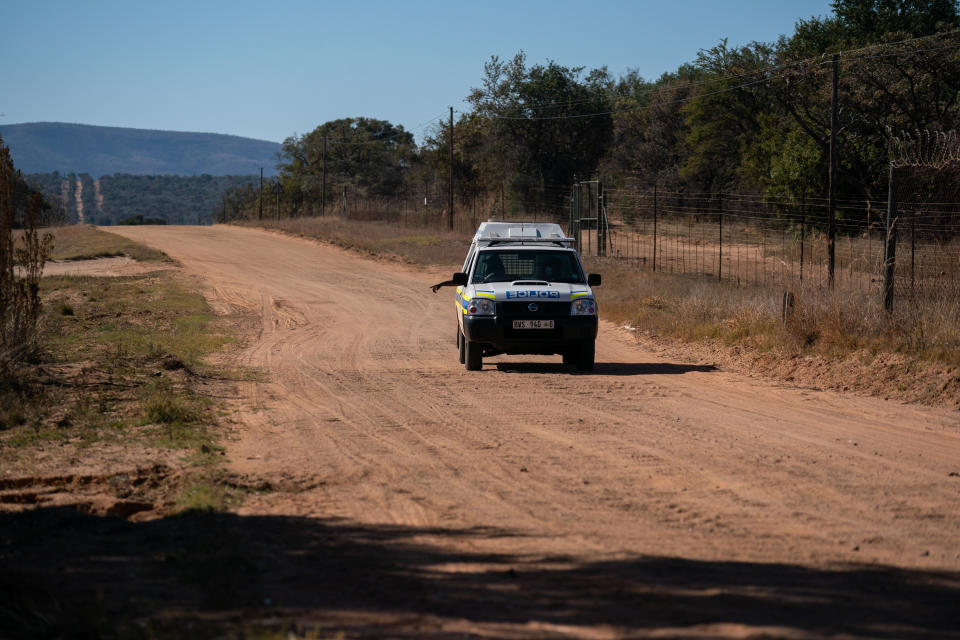 Un vehículo de la policía en el camino que está junto a Phala Phala, una granja de caza propiedad del presidente Cyril Ramaphosa, a las afueras de Bela-Bela, Sudáfrica, el 18 de junio de 2022. (Joao Silva/The New York Times)
