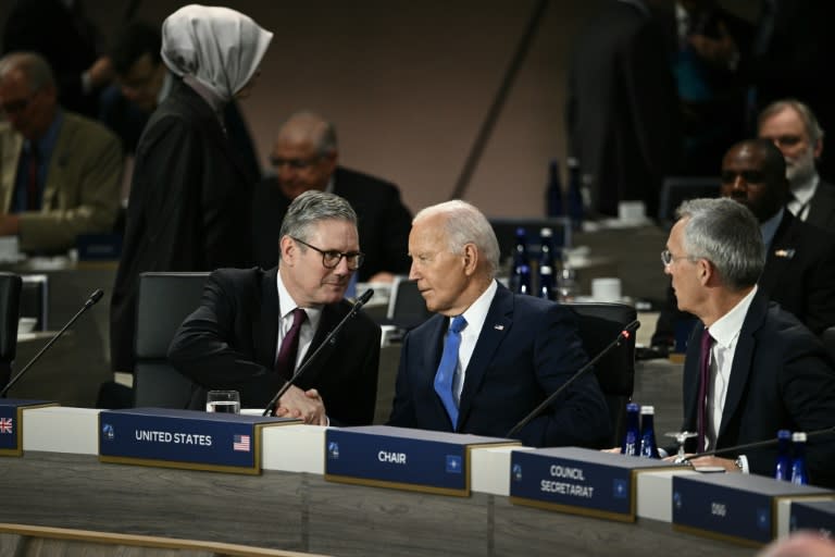 Le président américain Joe Biden (centre) parle avec le Premier ministre britannique Keir Starmer lors d'un sommet de l'Otan à Washington, le 11 juillet 2024 (Brendan SMIALOWSKI)