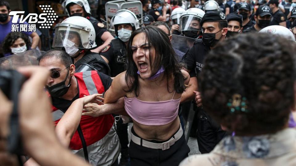 遊行過程中，民眾與警方爆發衝突。（圖／達志影像美聯社）