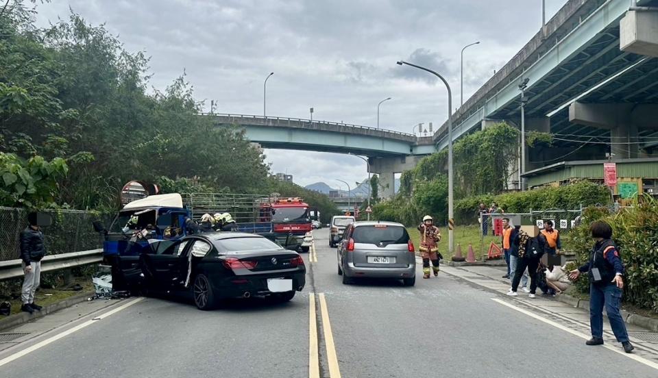 五股今發生一起BMW對撞貨車車禍。（圖／翻攝畫面）