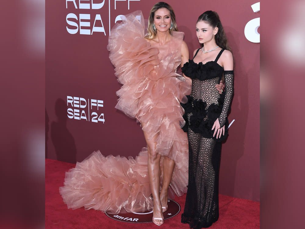 Stoffexplosion versus Netzkleid: Heidi Klum und Tochter Leni zeigen unterschiedliche Looks in Cannes. (Bild: imago images/Independent Photo Agency Int.)