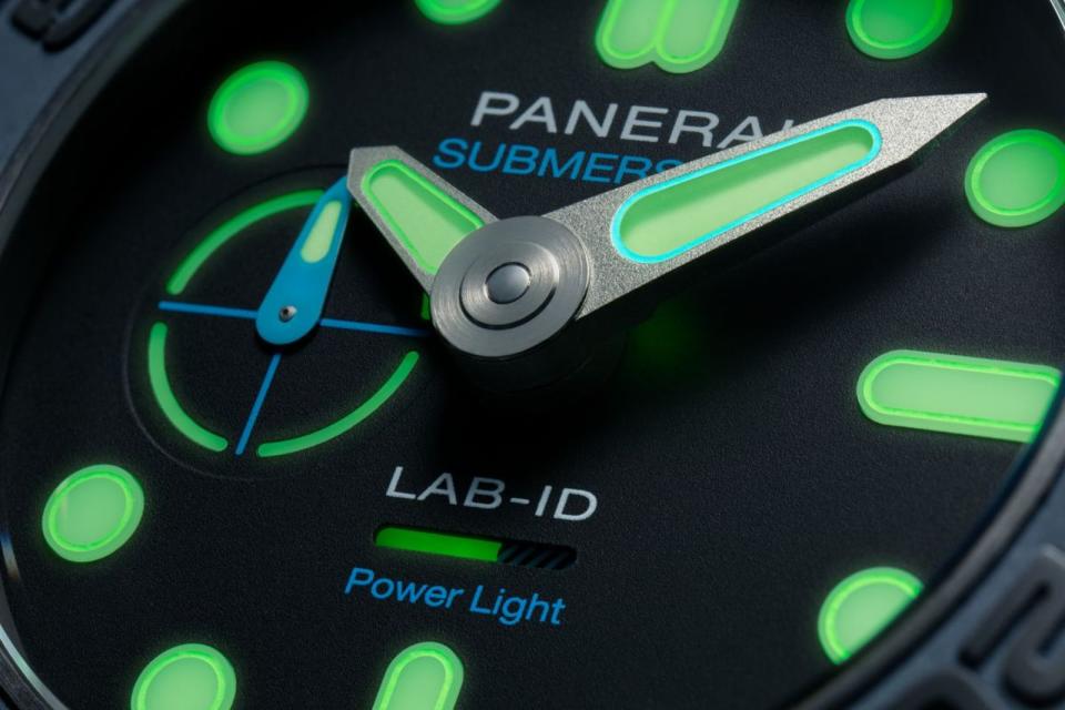 沛納海在面盤上設計了一個「動力儲存顯示」，以顯示照明系統的發條能量，還剩餘多少。