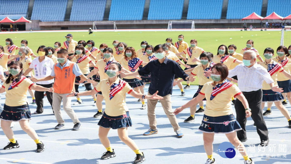 ▲高市全民運動嘉年華熱鬧登場，陳其邁與民眾大跳排舞。（圖／記者 許高祥 翻攝）