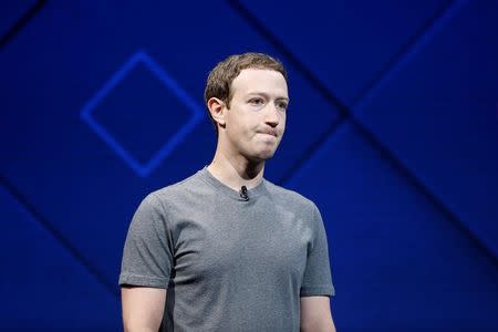 Foto de archivo: El fundador y CEO de Facebook, Mark Zuckerberg, habla durante la conferencia anual de desarrolladores de Facebook F8 en San Jose, California, Estados Unidos, 18 de abril del 2017. REUTERS/Stephen Lam