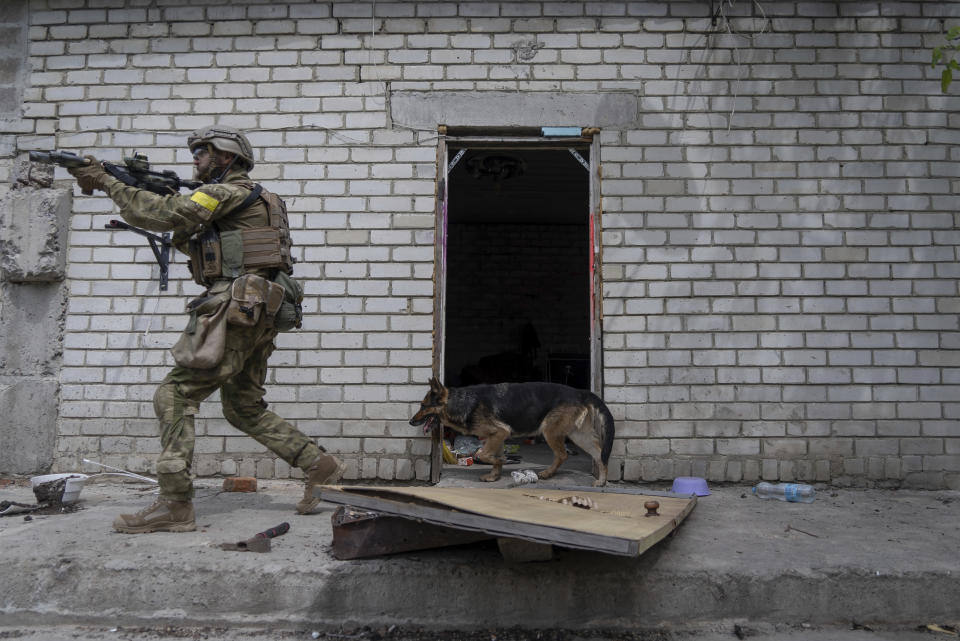 Un militar ucraniano patrulla durante una misión de reconocimiento el sábado 14 de mayo de 2022 en un pueblo que acaba de ser recuperado en las afueras de Járkiv, en el este de Ucrania. (AP Foto/Mstyslav Chernov)