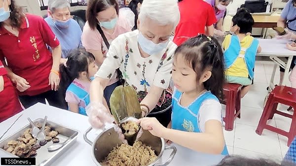 基隆市推動「老幼共學」，由老幼一起包粽慶端午，彼此共享幸福味。<br /><br />（圖：教育處提供）