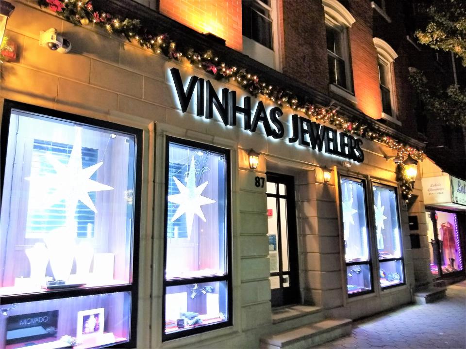 The outside of Vinhas Jewelers during the holidays.