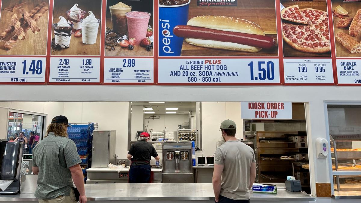 We checked out Costco Canada's food court! 🥰 In addition to