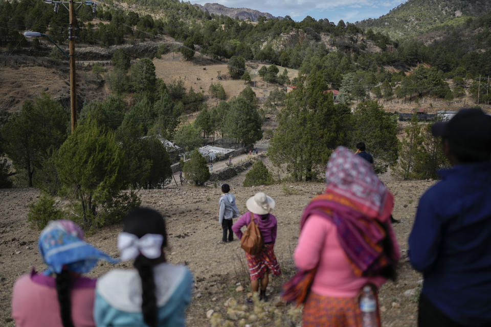 Los rarámuris observan a los corredores competir en la carrera de Arihueta en Cuiteco, México, el sábado 11 de mayo de 2024. (AP Foto/Eduardo Verdugo)