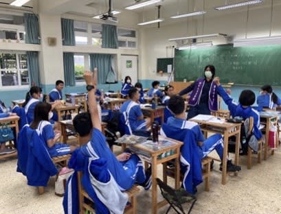 萬華警至萬華國中向學生進行反詐宣導。（圖/記者 張泓笙翻攝）
