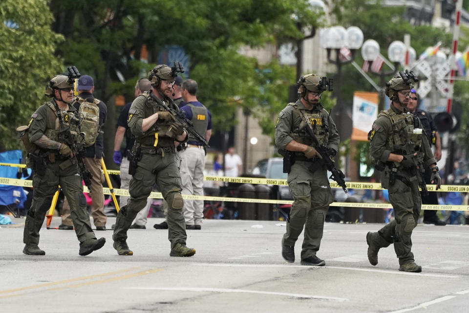 Elementos de seguridad buscan a un sospechoso tras un tiroteo masivo en el desfile del 4 de Julio, el lunes 4 de julio de 2022, en Highland Park, Illinois, un suburbio de Chicago. (AP Foto/Nam Y. Huh)