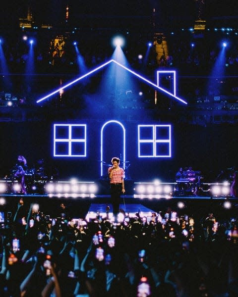 Harry Styles treated fans to a live version of his new "Harry's House" album in New York.