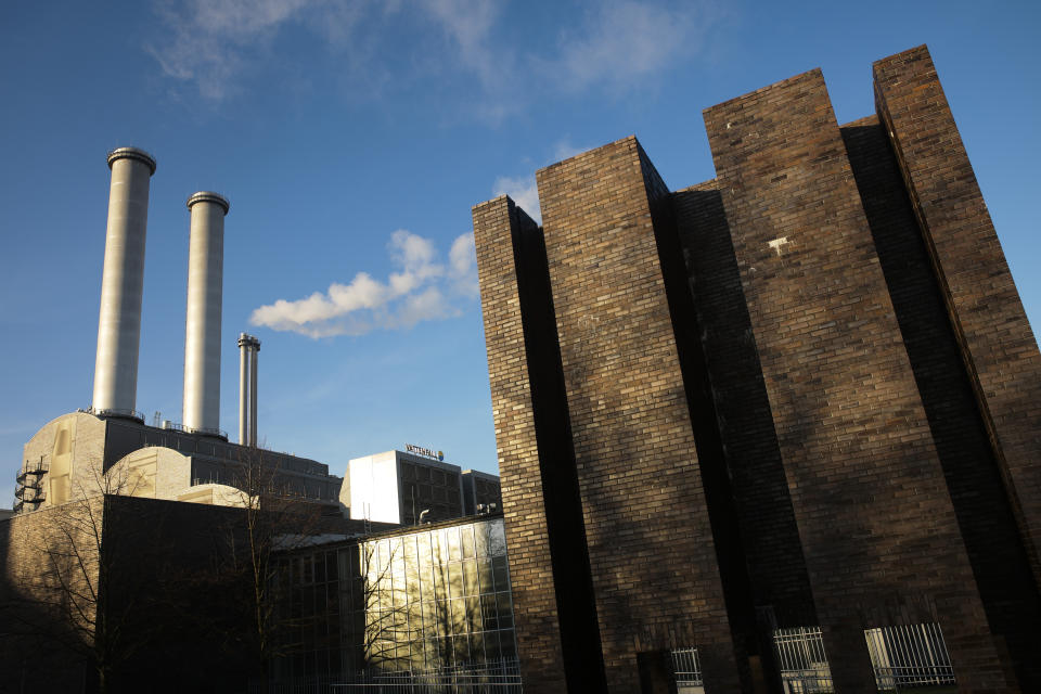 Smoke billows out of a chimney stack of the heating power plant at the district Mitte in Berlin, Germany, Thursday, Dec. 5, 2019. Under European Union rules, the plant’s operator, Vattenfall, needs a permit for each ton of carbon dioxide it emits. (Photo/Markus Schreiber)