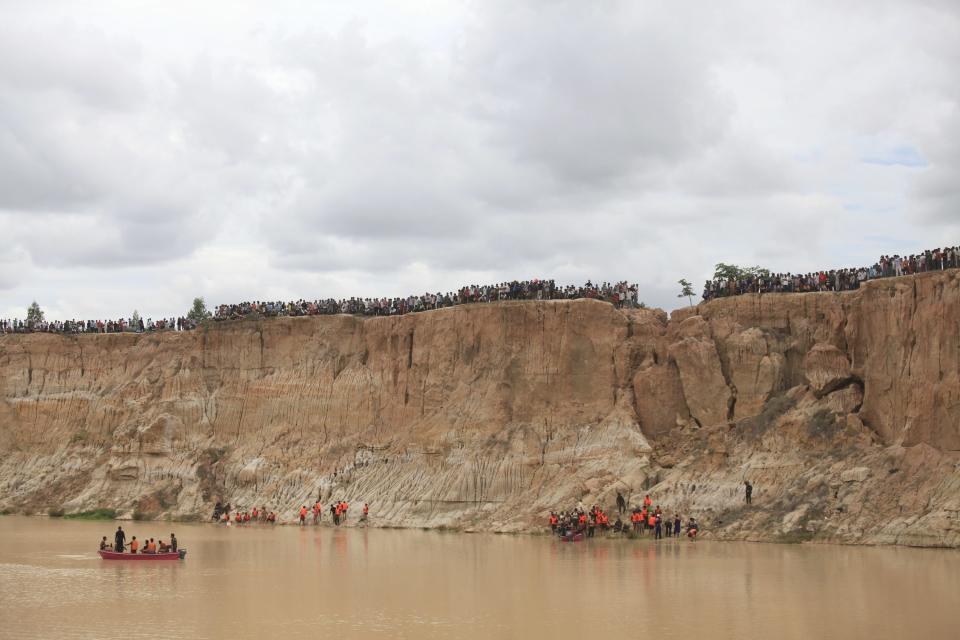 A view of Cambodia's soldiers and rescue workers at the site where a Cambodian military helicopter crashed on the outskirts of Phnom Penh July 14, 2014. The military helicopter crashed on Monday, killing five and injured one, police told Reuters. A Cambodian air force official said authorities are still investigating the cause of the crash. (REUTERS/Samrang Pring)