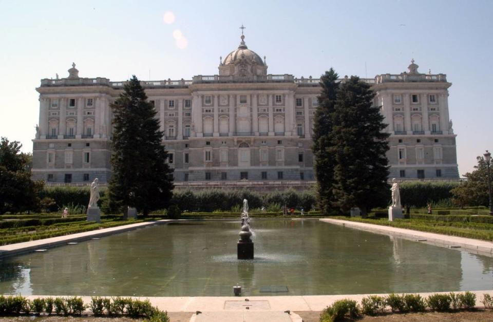 Fachada del Palacio Real y estanque de los Jardines de Sabatini. EFE/Jorge Z. Pascual