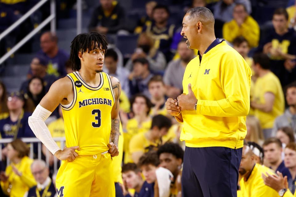 Michigan Wolverines head coach Juwan Howard talks to guard Jaelin Llewellyn (3) in the first half against the IPFW Mastodons at Crisler Center.