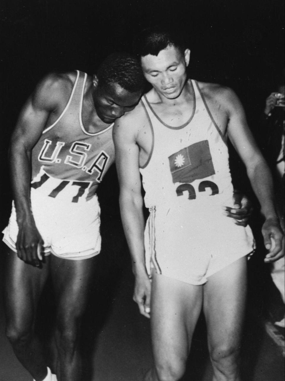 7 de septiembre de 1960: El atleta estadounidense Rafer Johnson (izquierda) y Yang Chuan-Kwang de Taiwán juntos, después de completar la prueba de 1500 metros planos del decatlón en los Juegos Olímpicos de Roma de 1960. Johnson ganó el decatlón con Yang en el segundo lugar. (Foto de Keystone / Getty Images)