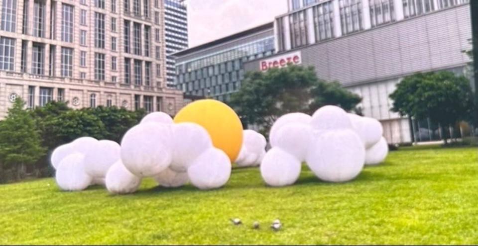 信義區忠孝東路、松仁路口本展示類氣球裝置藝術品。（翻攝畫面）
