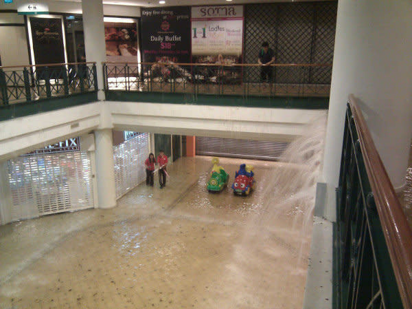 Basement of Tanglin Mall flooded (Photo from @onglette)