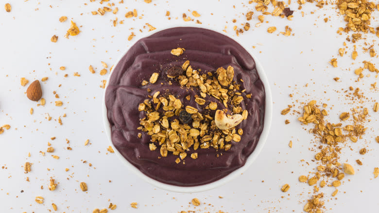 Açaí bowl with granola