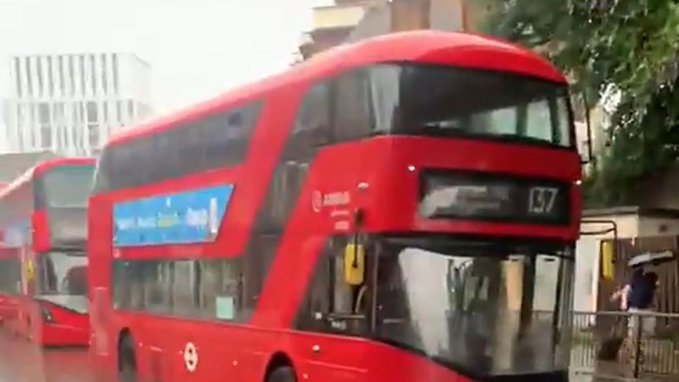 Ein Londoner Bus auf einer überschwemmten Straße.