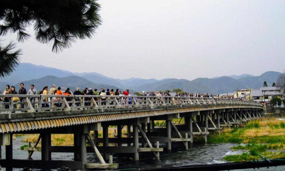 嵐山渡月橋橫跨桂川。