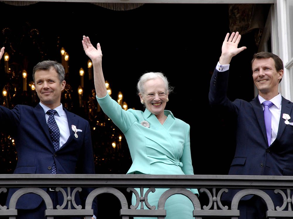 Königin Margrethe II. mit ihren beiden Söhnen Frederik (li.) und Joachim. (Bild: imago images/Dean Pictures)