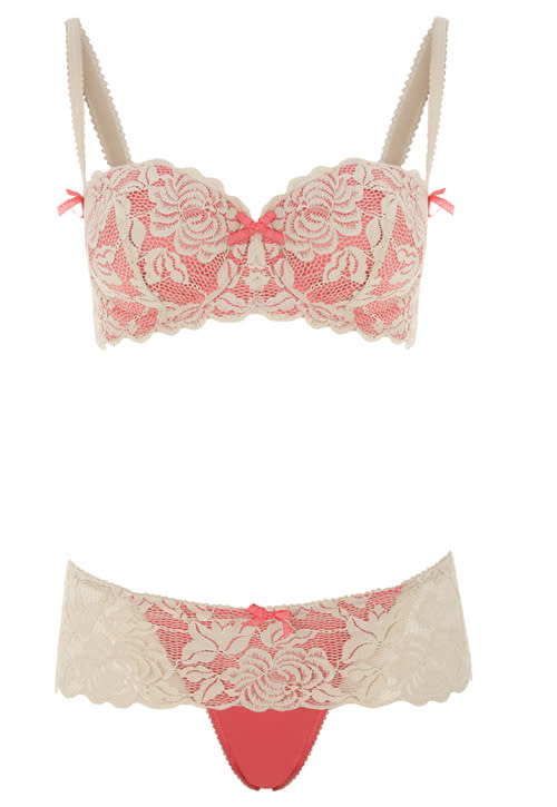 <b><a href="http://www.clothingattesco.com/invt/ca311129/" rel="nofollow noopener" target="_blank" data-ylk="slk:F&F Hannah Lace Fuller Bust Bra, £8;elm:context_link;itc:0;sec:content-canvas" class="link ">F&F Hannah Lace Fuller Bust Bra, £8</a></b>