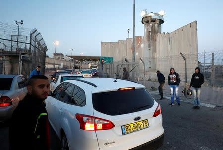 Palestinians wait to cross through Israeli Qalandiya checkpoint near the West Bank city of Ramallah April 25, 2017. REUTERS/Mohamad Torokman