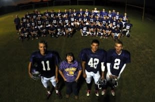 Chy Johnson and the Queens Creek football team — BYU.edu