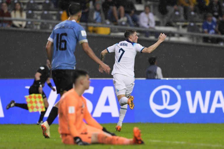 Devine festeja uno de los goles de Inglaterra ante Uruguay, que finalizó con victoria para la selección Sub 20 europea por 3-2 en La Plata