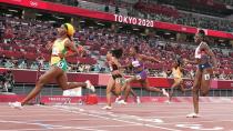 Foto del sábado de Shelly-Ann Fraser-Pryce, de Jamaica, cruzando la meta primera en las semifinales de los 100 mts planos.