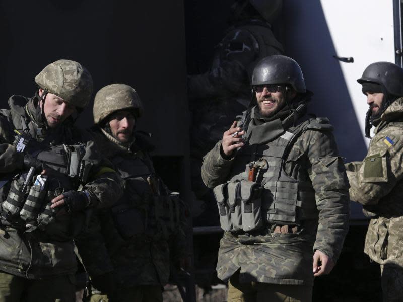 Ukrainische Soldaten warten auf den Abtransport aus dem Osten. Foto: Anastasia Vlasova