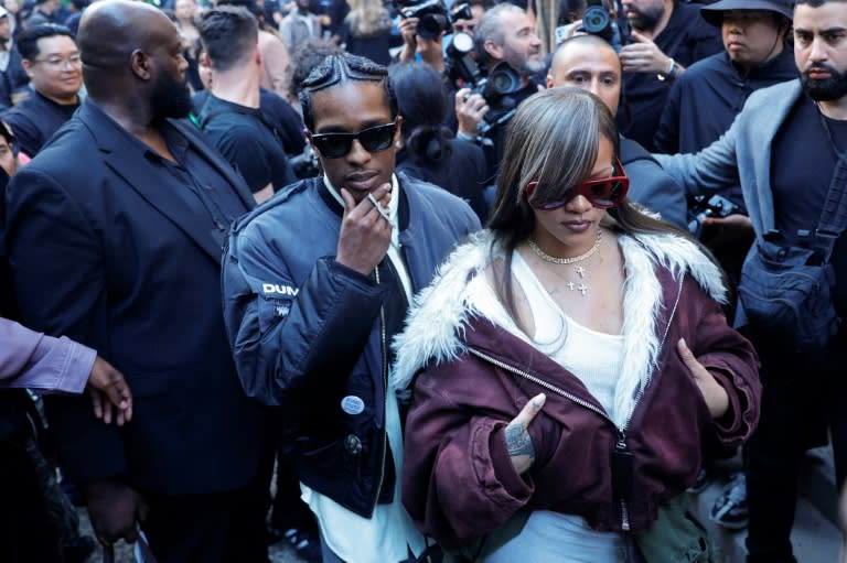Le rappeur et designer américain ASAP Rocky (à gauche) et son épouse la chanteuse barbadienne Rihanna (au centre) posent à la fin du défilé de prêt-à-porter masculin American Sabotage AWGE printemps/été 2025 dans le cadre de la Fashion Week de Paris, à Paris, le 21 juin. 2024. (Geoffroy VAN DER HASSELT)