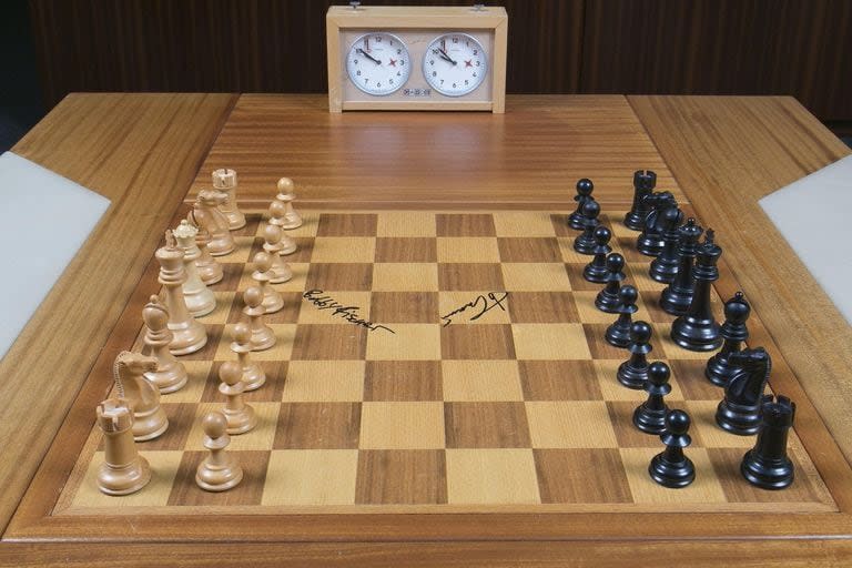Tablero utilizado en la partida de 1972 entre Bobby Fischer y Boris Spassky. Estas piezas de ajedrez tienen un diseño Staunton