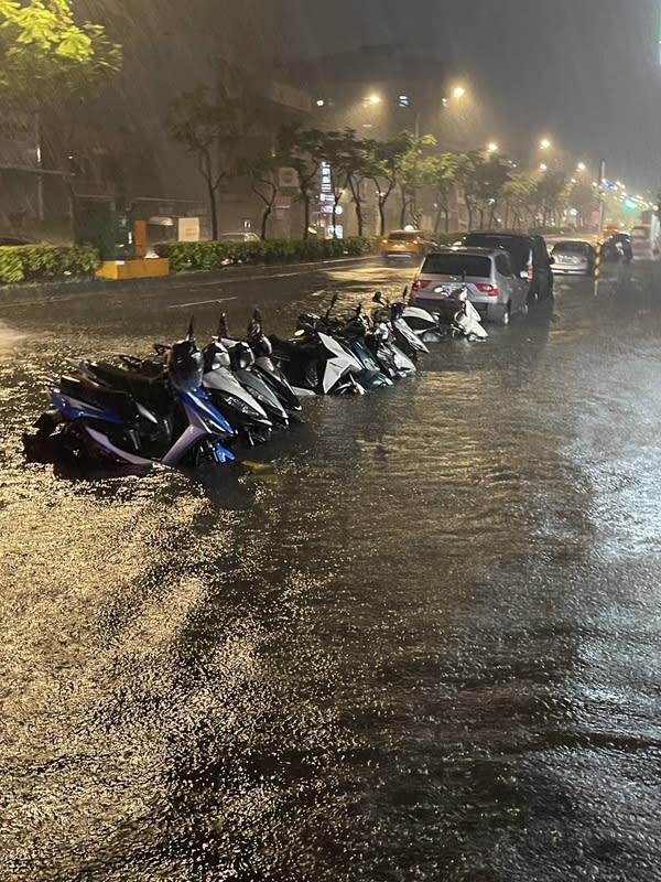 昨晚強降雨造成蘆竹南山路淹水。   圖：桃園市水務局/提供