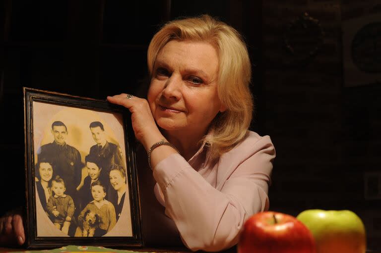 Marzenka Novak con la foto de su familia, al llegar de Polonia a la Argentina