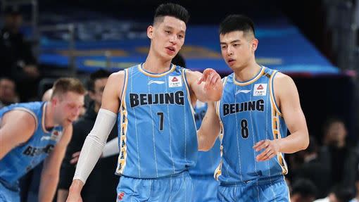 林書豪不吝於分享他的NBA經驗給隊友。（圖／翻攝自微博）