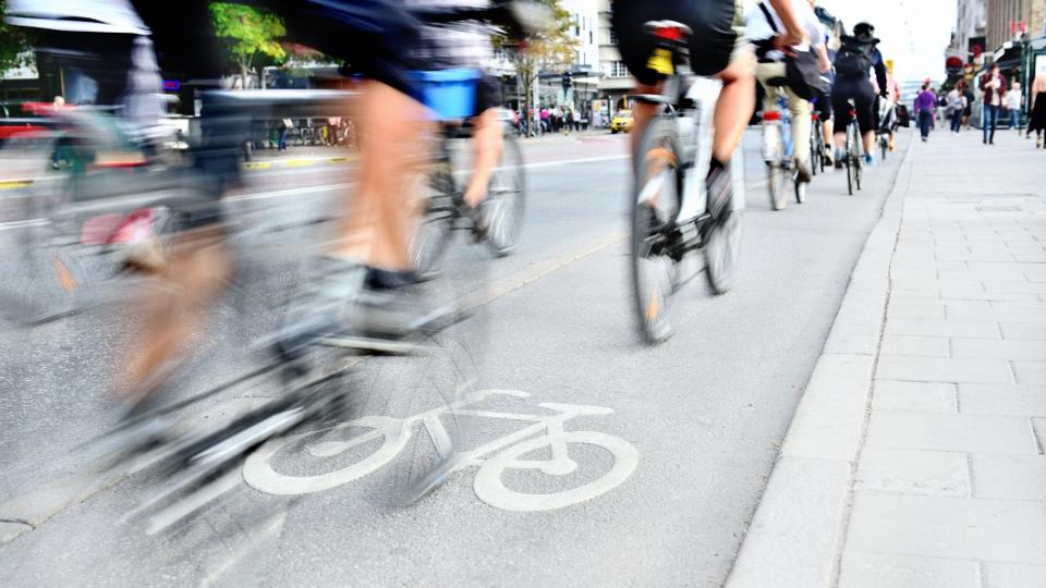 腳踏車緊跟著魚貫前進，沒有保持安全距離危險性相當高。(圖片來源/ shutterstock達志影像)