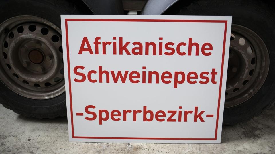 Ein Schild mit der Aufschrift «Afrikanische Schweinepest - Sperrbezirk-» im hessischen Zentrallager für Tierseuchenbekämpfungsmaterial.