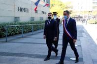 <p> Le chef de l'Etat a discuté lundi matin à l'Hôtel de police de Montpellier avec une dizaine de policiers représentants les différents services.</p>