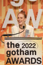 <p>Julianne no solo acudió a los Gotham Awards 2022 como invitada, ya que también entregó un premio. Don Katz, fundador de Audible, recibió el Innovator Tribute de manos de la actriz. (Foto: Mike Coppola / Getty Images)</p> 
