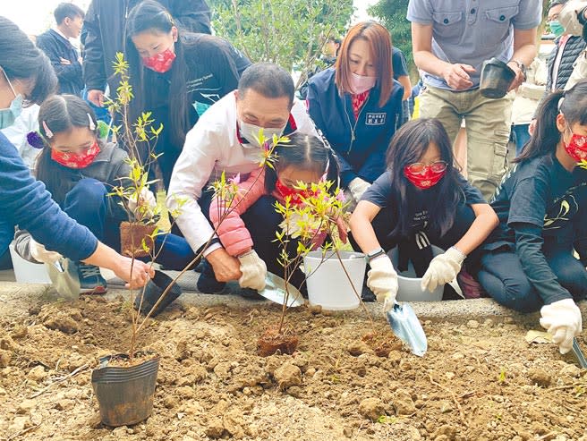 新北市長侯友宜21日到永和國小參加校園植樹誘鳥活動，與同學們種下百株原生樹種楊梅和烏來杜鵑。（王揚傑攝）