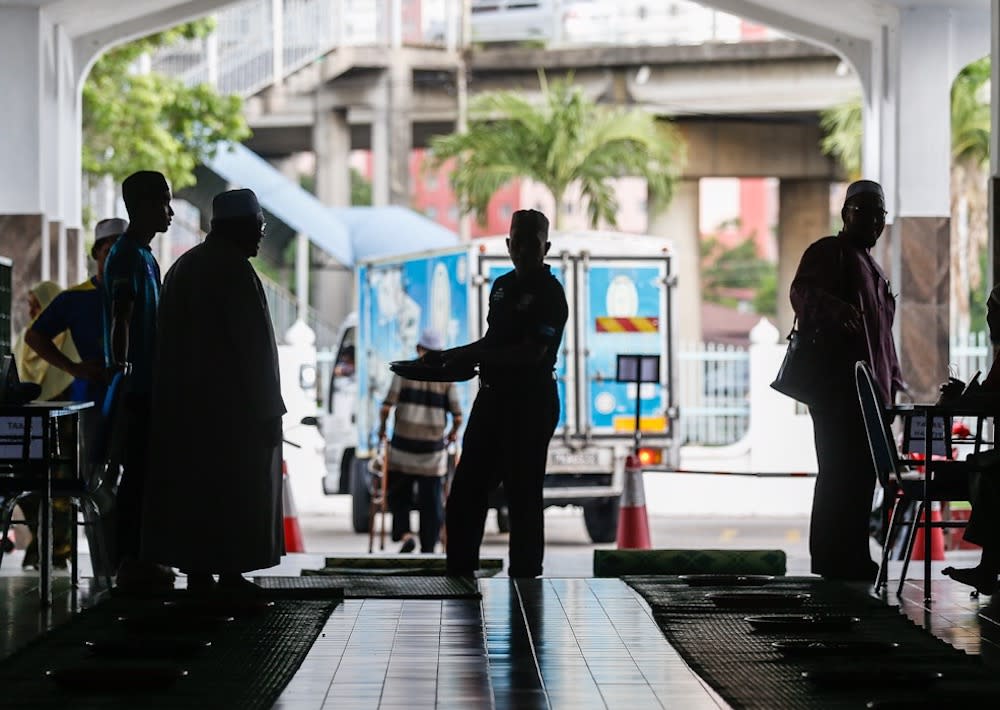 Mosque committee members prepare for iftar at Masjid Jamek in Seberang Jaya May 21, 2019. — Picture by Sayuti Zainudin