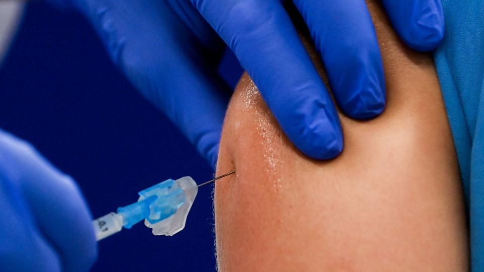 Bei den Corona-Impfungen in Deutschland sollen spätestens ab der Woche vom 7. Juni auch Betriebsärzte einbezogen werden.