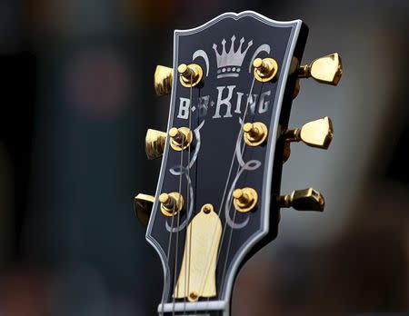 The iconic Gibson guitar named "Lucille" belonging to the late B.B. King is carried during a procession down Beale Street in Memphis, Tennessee May 27, 2015. REUTERS/Mike Blake